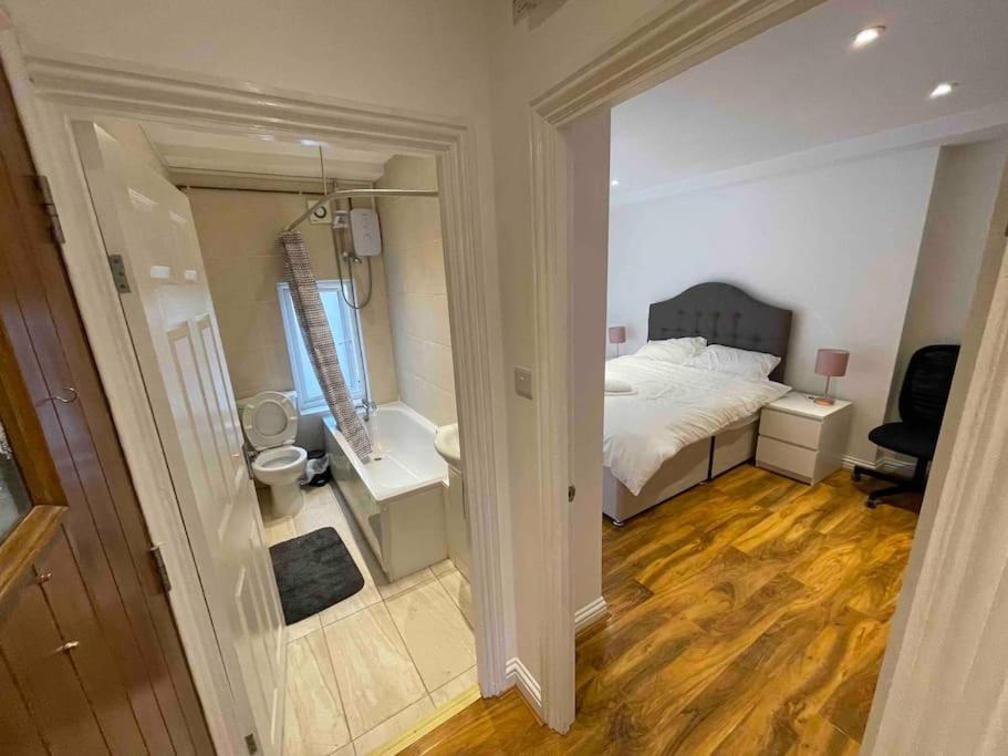 Comfortable 1 Bedroom And Double Sofa Bed Flat Londra Esterno foto