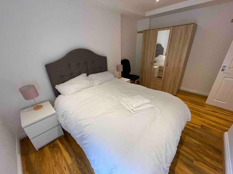 Comfortable 1 Bedroom And Double Sofa Bed Flat Londra Esterno foto