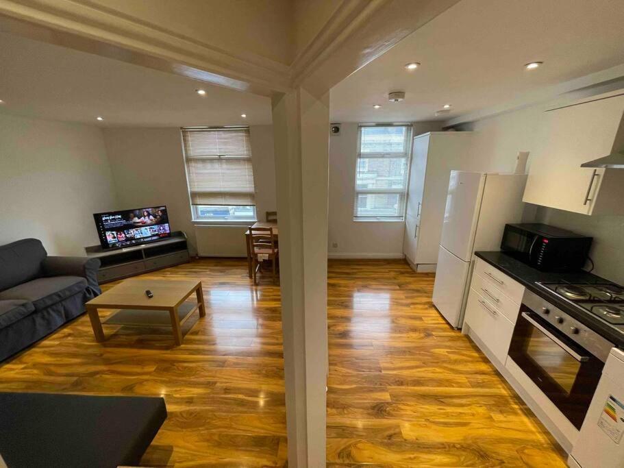 Comfortable 1 Bedroom And Double Sofa Bed Flat Londra Esterno foto