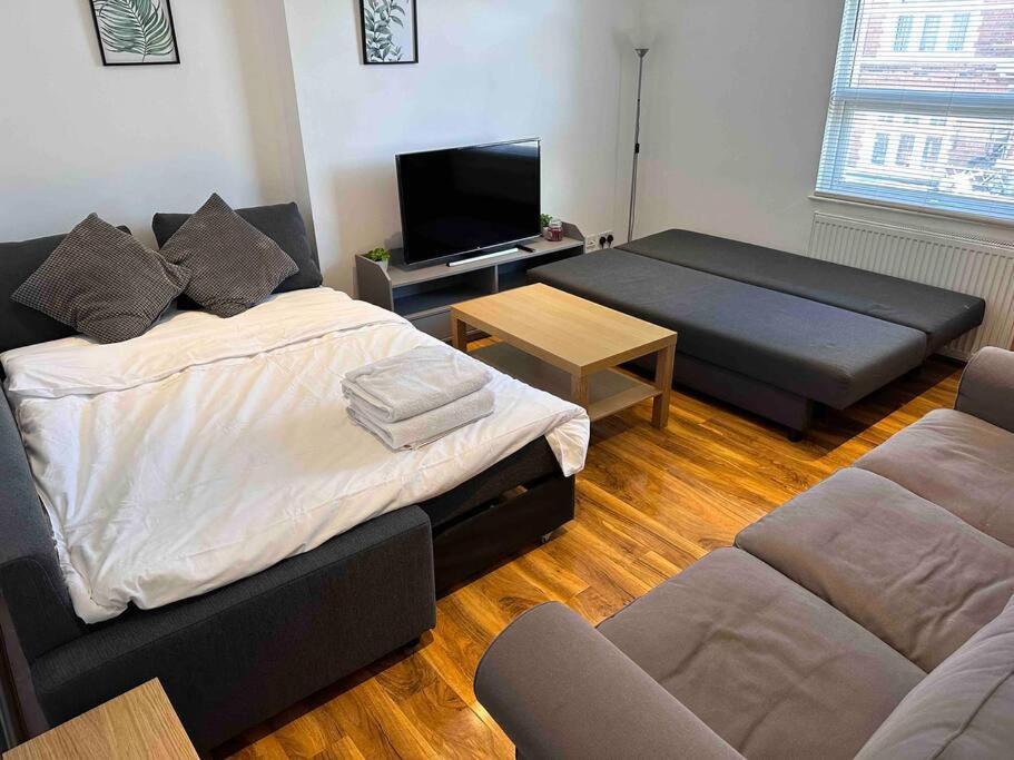 Comfortable 1 Bedroom And Double Sofa Bed Flat Londra Esterno foto